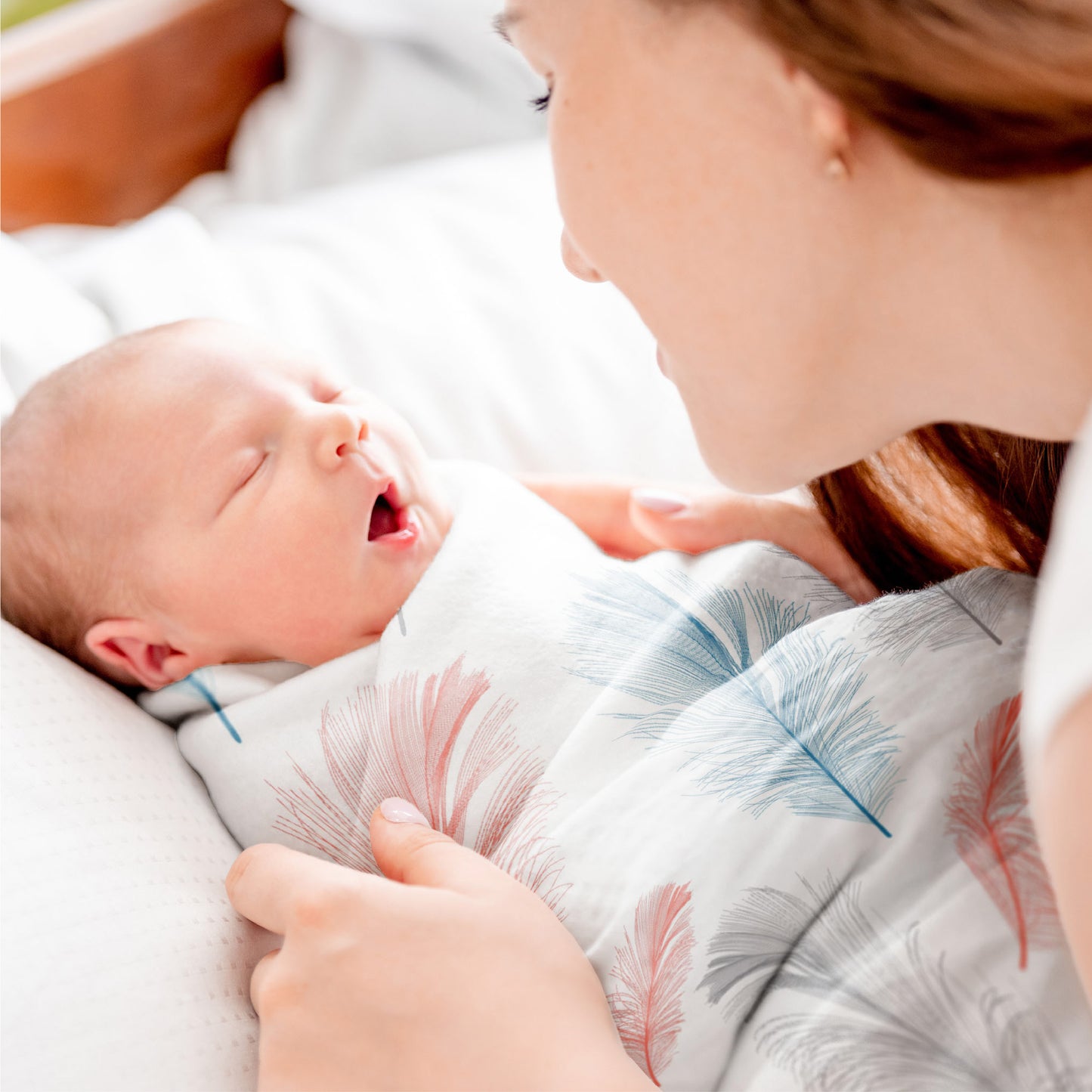 لفافة/قماط موسلين عضوي من مون. عبوة من قطعتين. طبعة دب ورمادي.